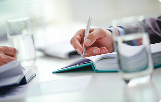 Profesionales colaborando en estrategia empresarial